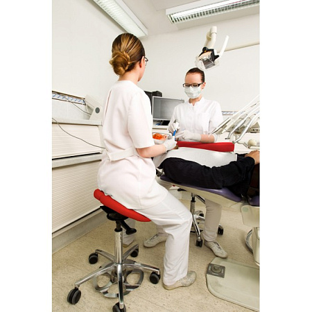 Salli Swing Fit - эргономичный стул врача-стоматолога, с дополнительной регулировкой расстояния между половинками сиденья