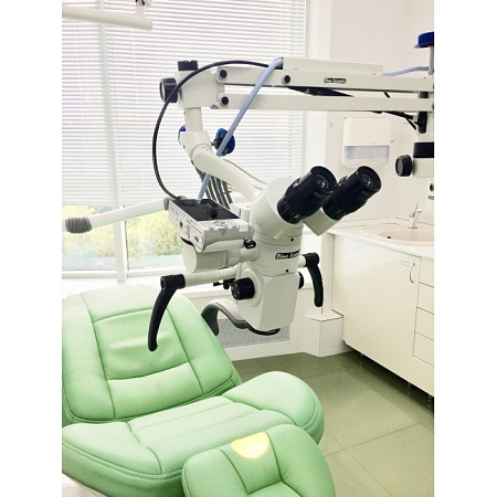 Quale Vision 5 plus​ - дентальный операционный микроскоп с 5-ти ступенчатым увеличением и HD-видеофиксацией